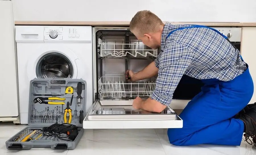 Güzelbahçe Maytag servisi teknisyen ekibi beyaz eşya tamiri yaparken